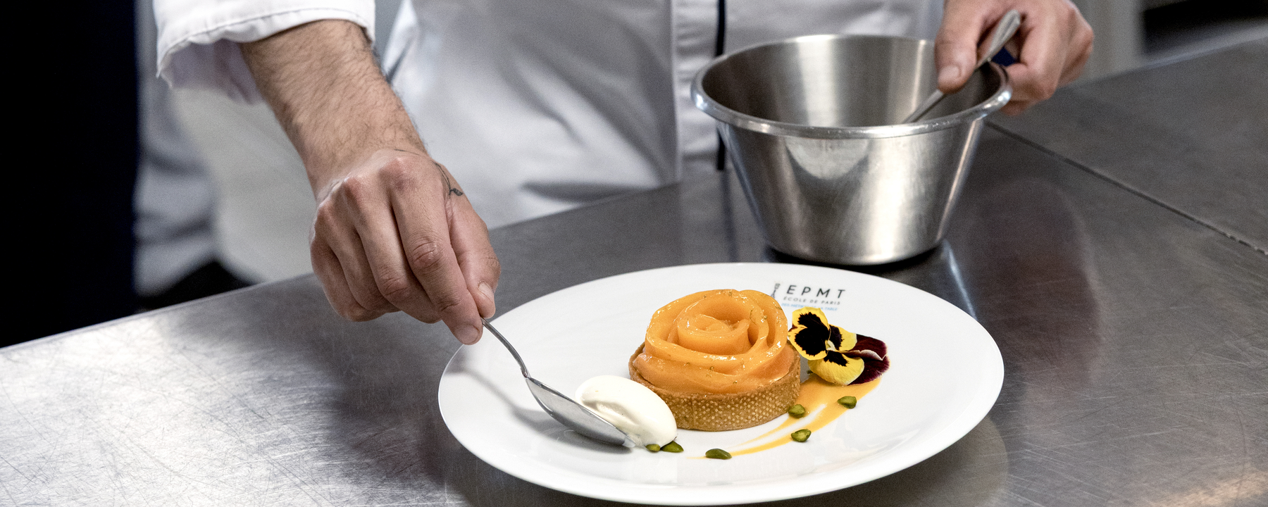 Confectionner des desserts de restaurant au sein d'une brigade de cuisine